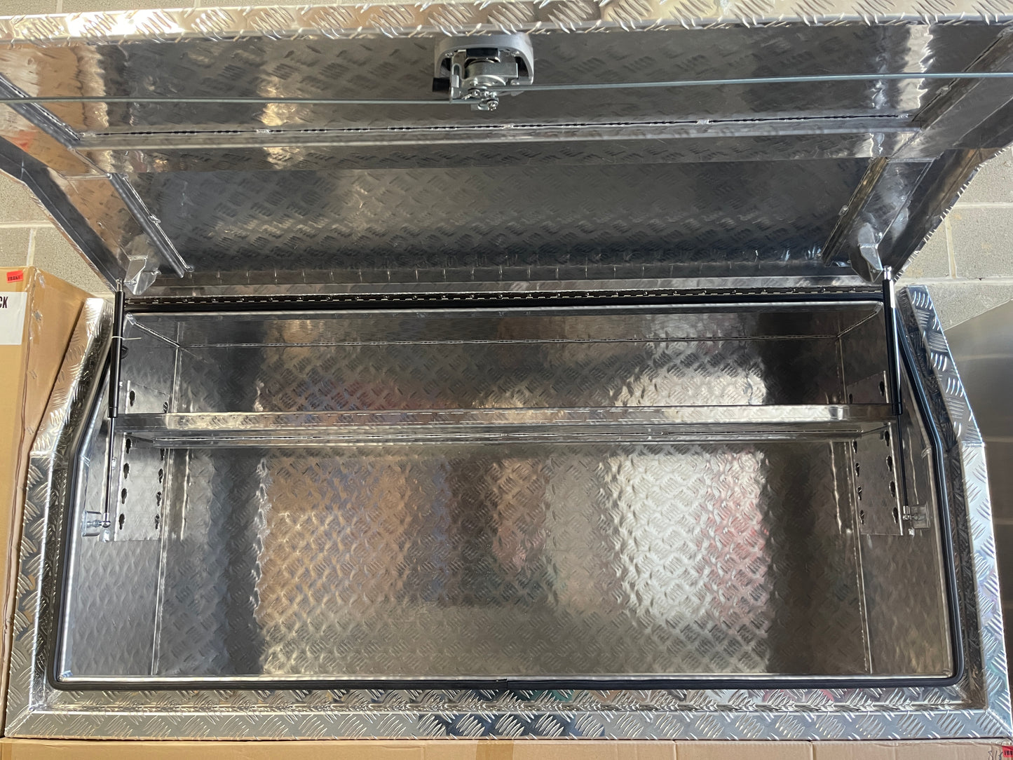 1500mm (L) x 600mm (W) x 820mm (H) Aluminum Checker Plate Toolbox