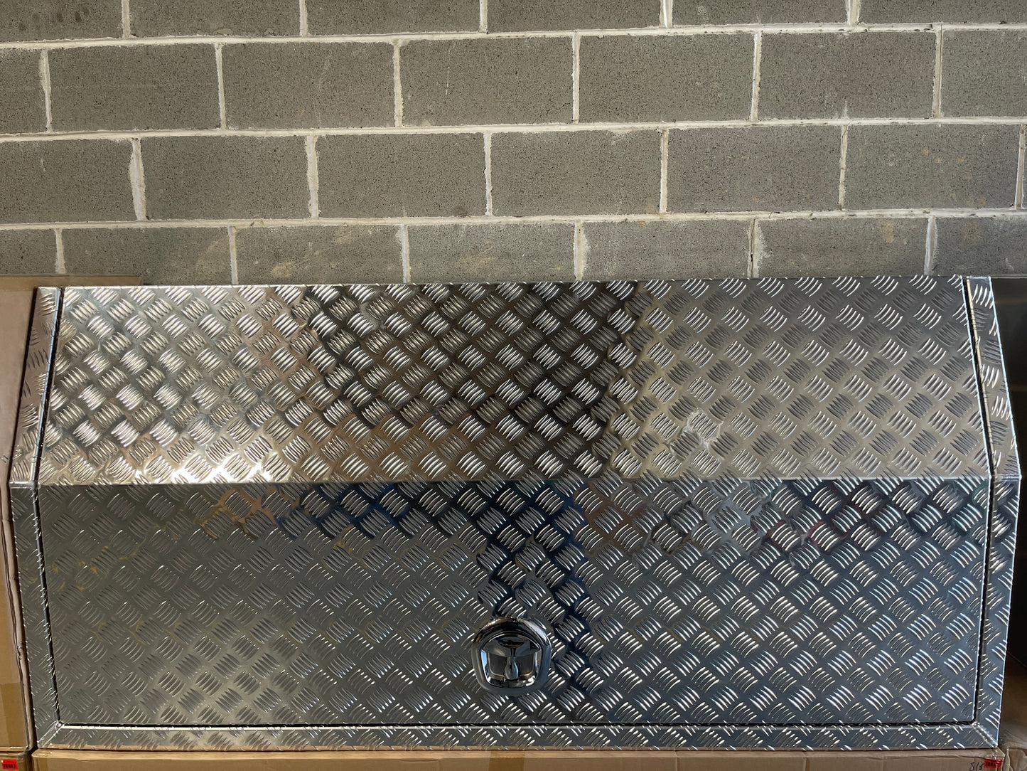 1500mm (L) x 600mm (W) x 820mm (H) Aluminum Checker Plate Toolbox